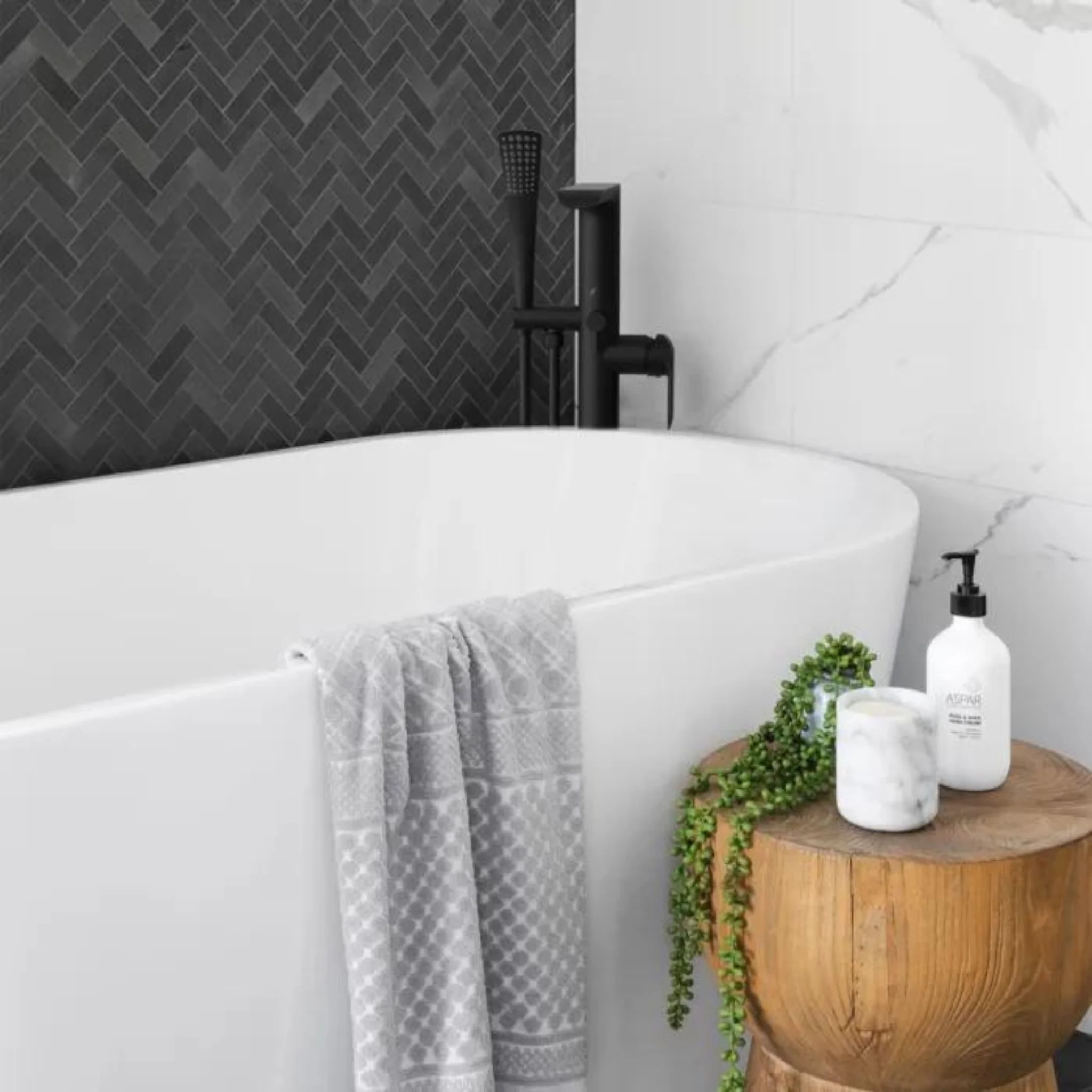 Robinet pour bain autoportant Noir mat Collection Kara - Image 3